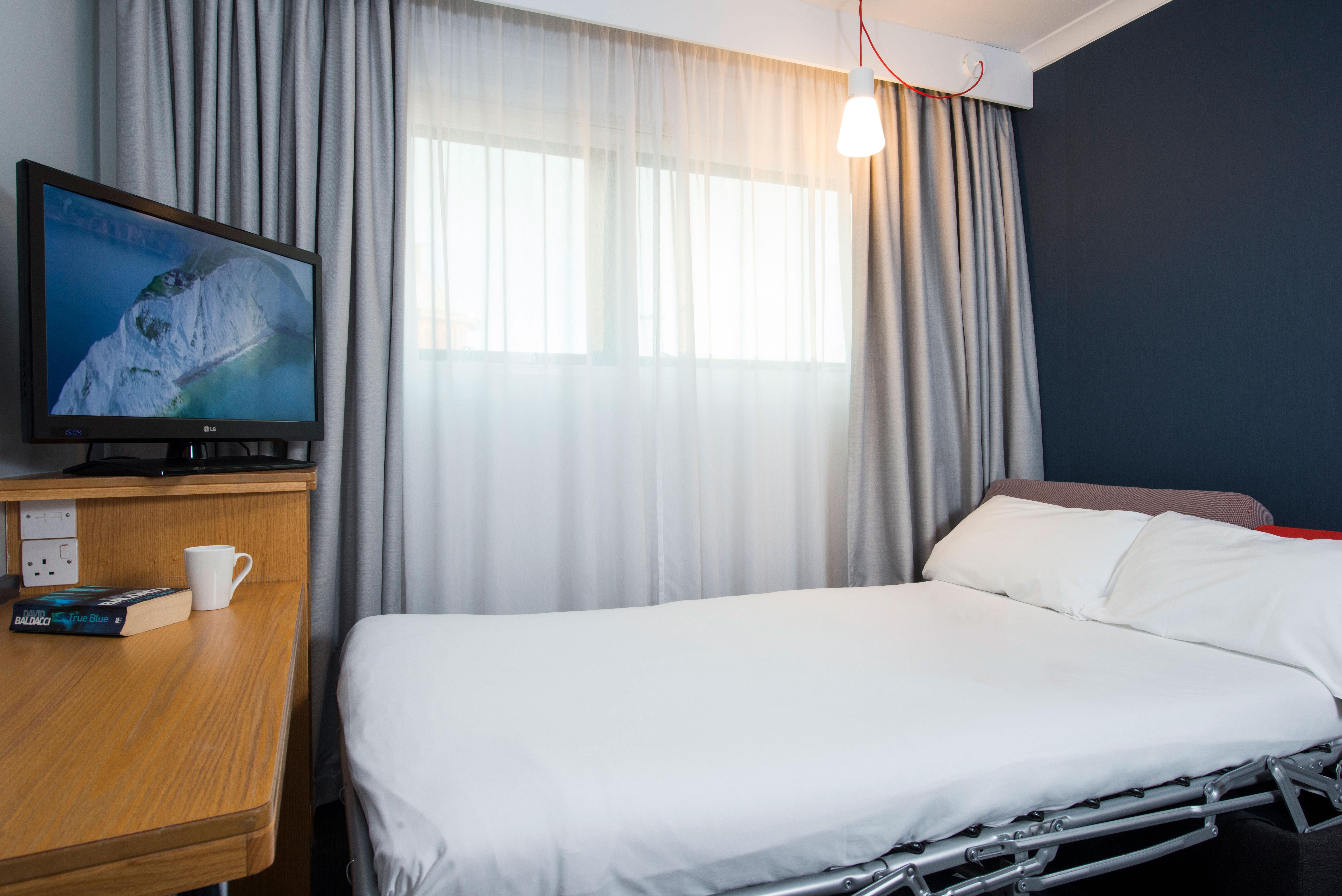 Holiday Inn Express Swansea East By Ihg Exterior photo