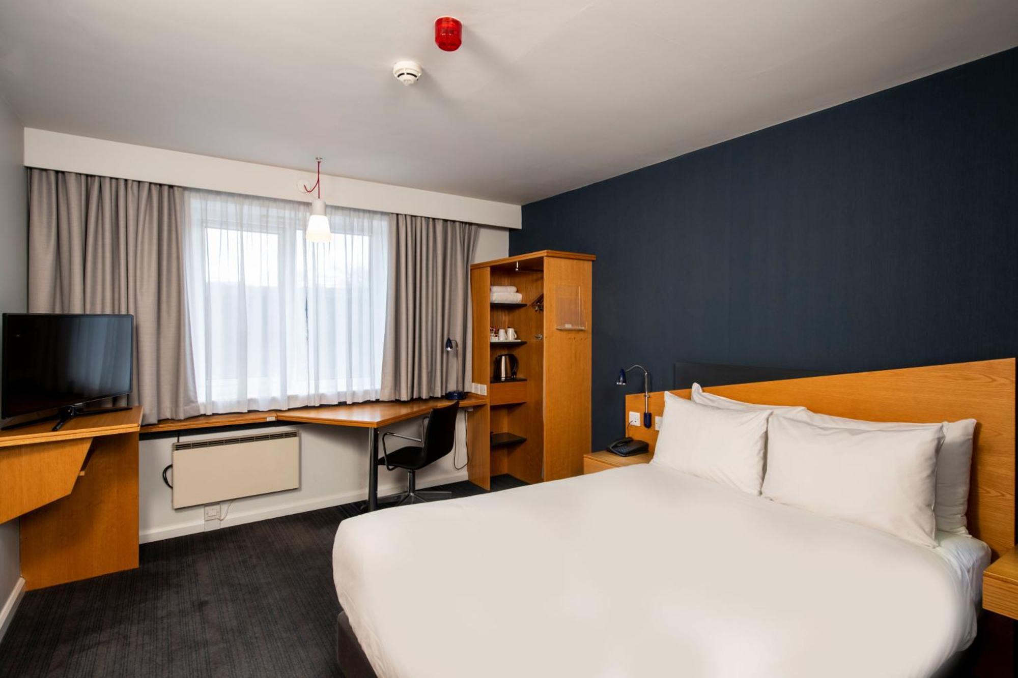 Holiday Inn Express Swansea East By Ihg Exterior photo