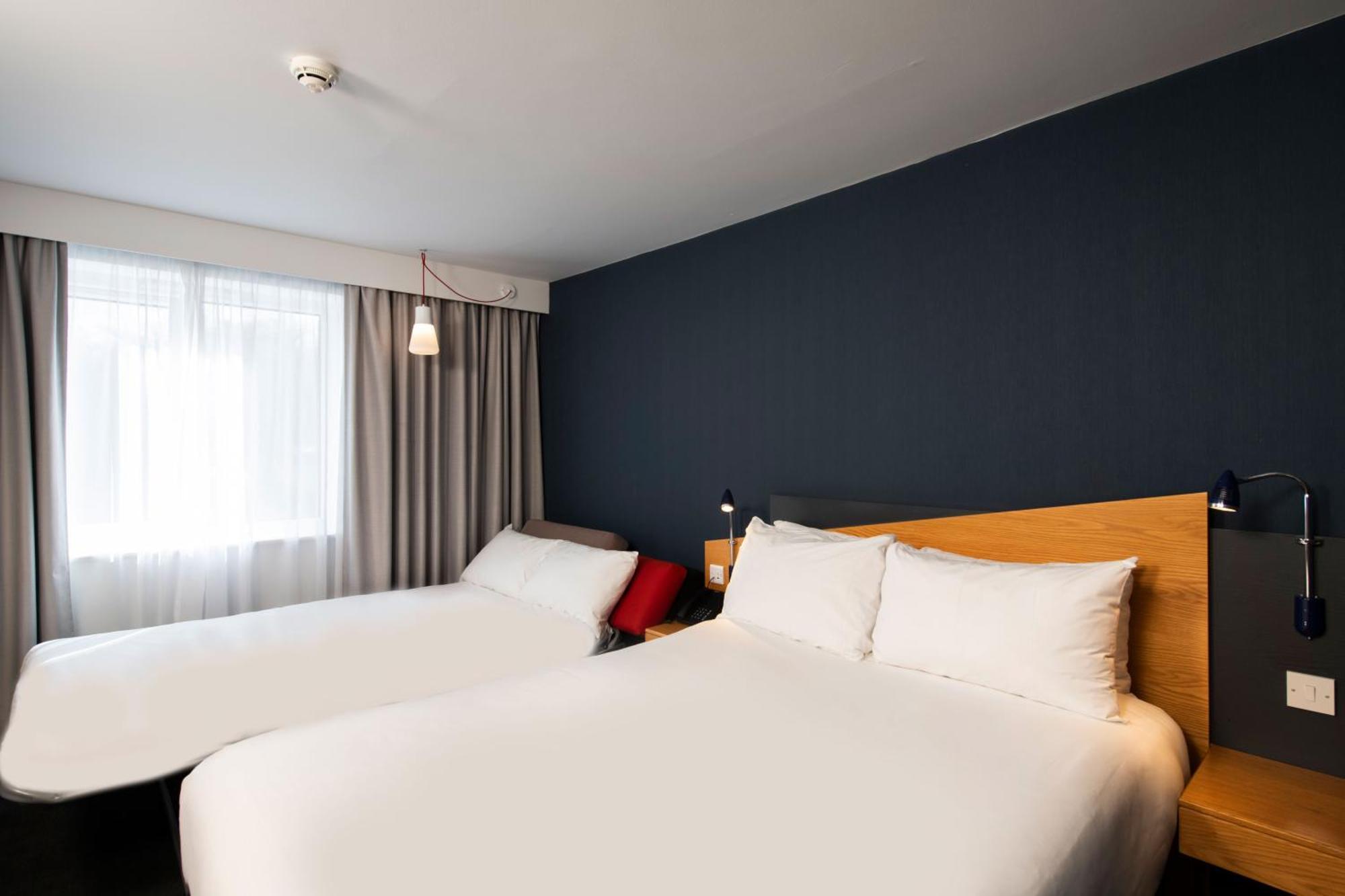 Holiday Inn Express Swansea East By Ihg Exterior photo