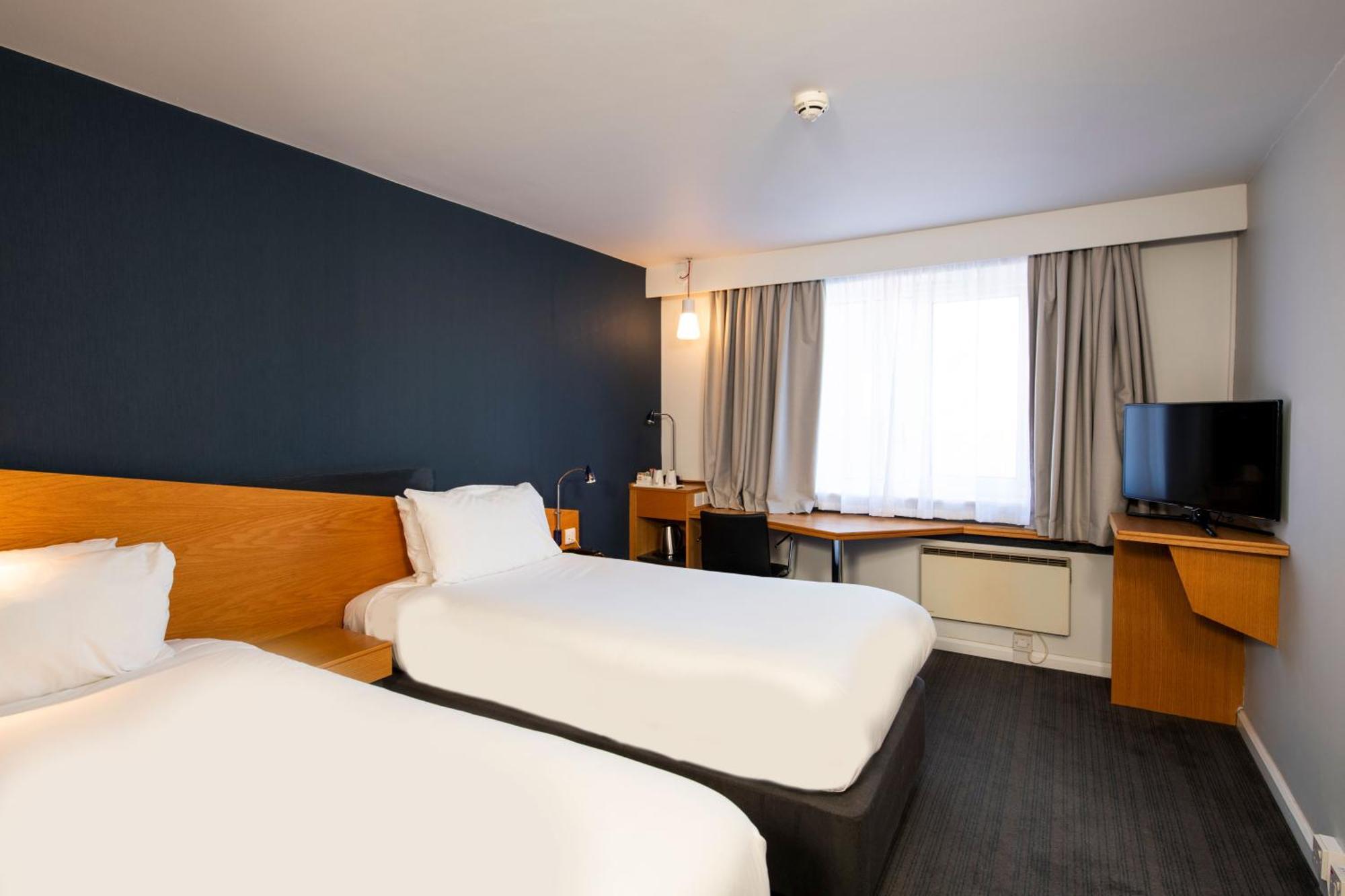 Holiday Inn Express Swansea East By Ihg Exterior photo