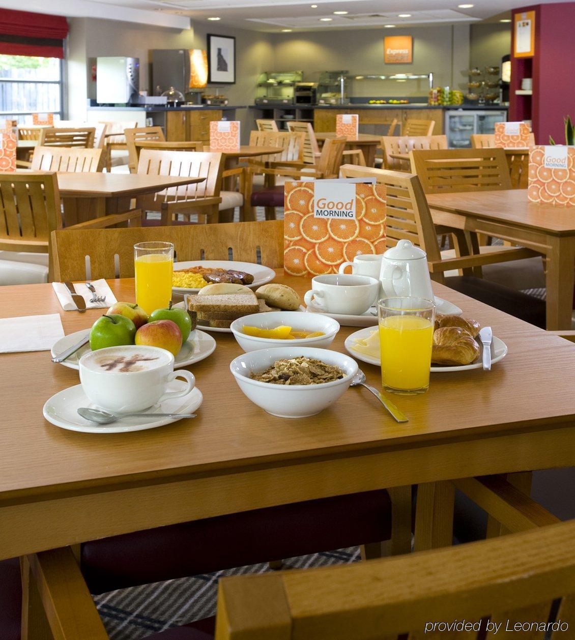 Holiday Inn Express Swansea East By Ihg Restaurant photo