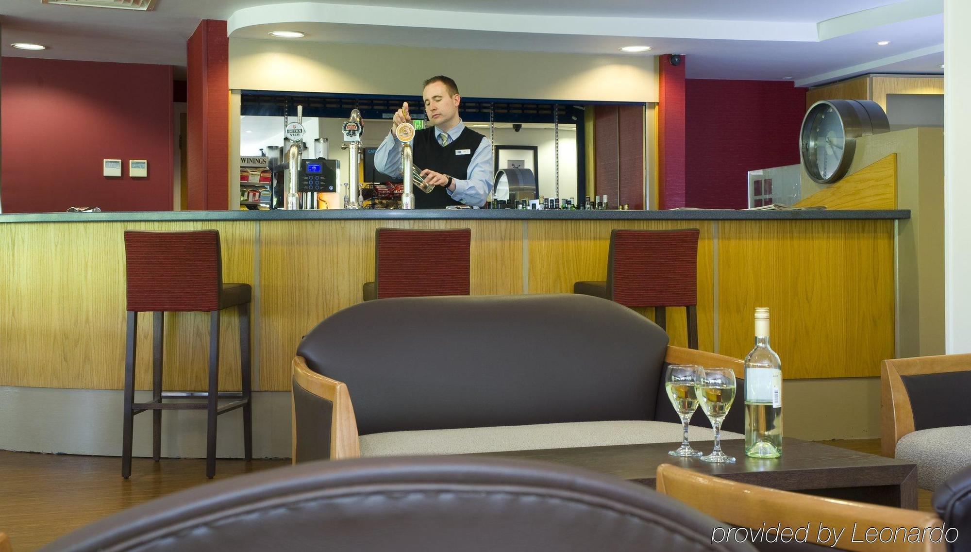 Holiday Inn Express Swansea East By Ihg Restaurant photo