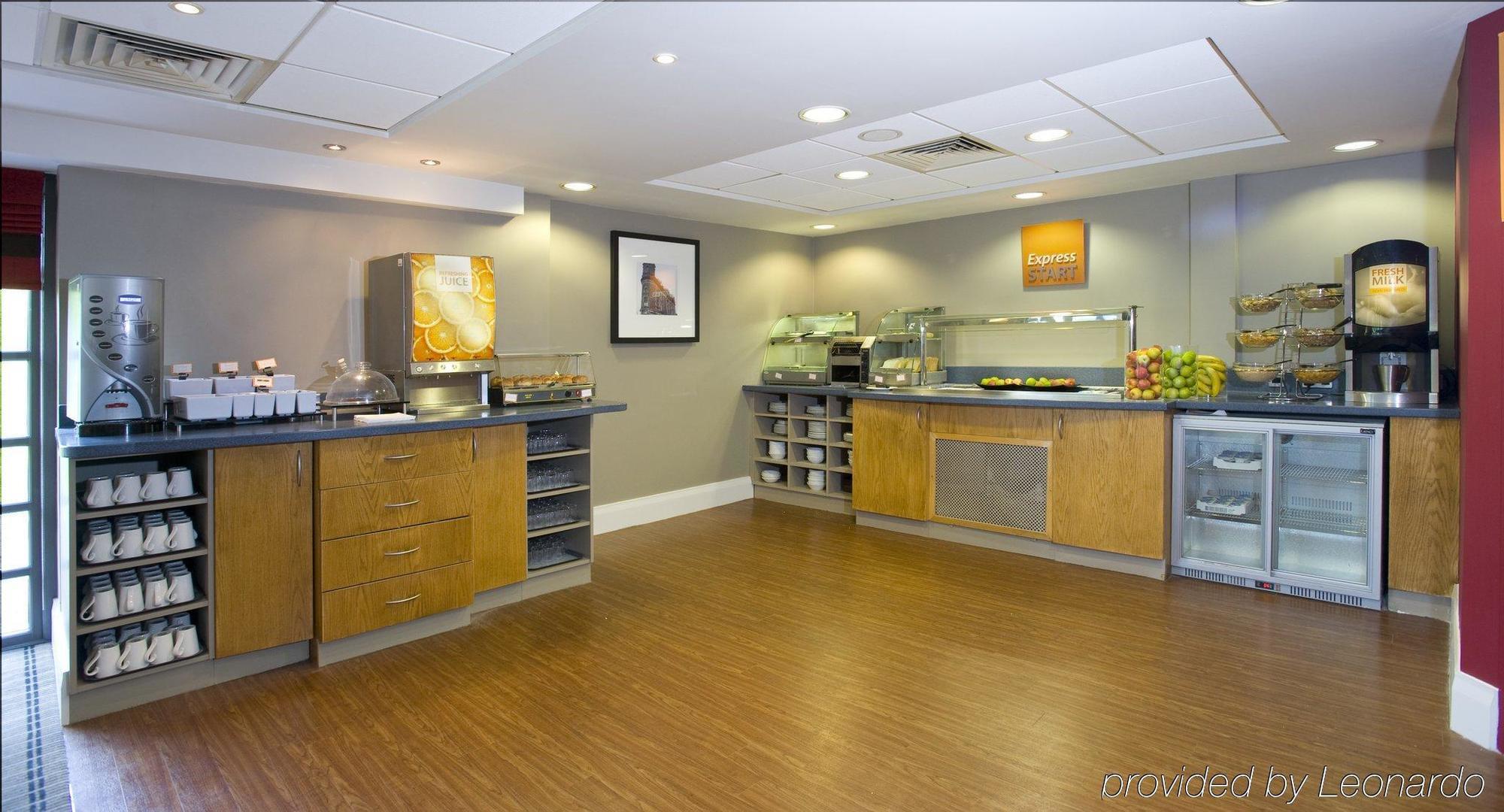 Holiday Inn Express Swansea East By Ihg Restaurant photo