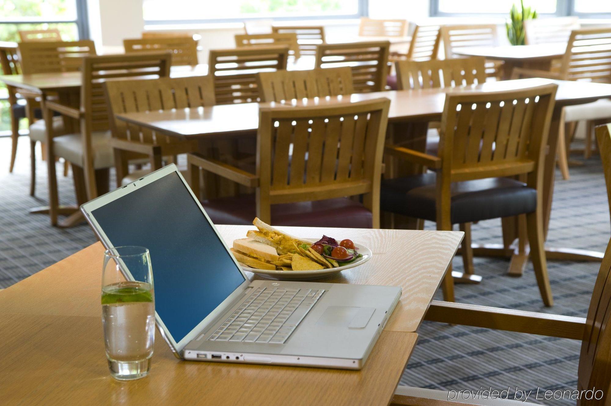 Holiday Inn Express Swansea East By Ihg Restaurant photo