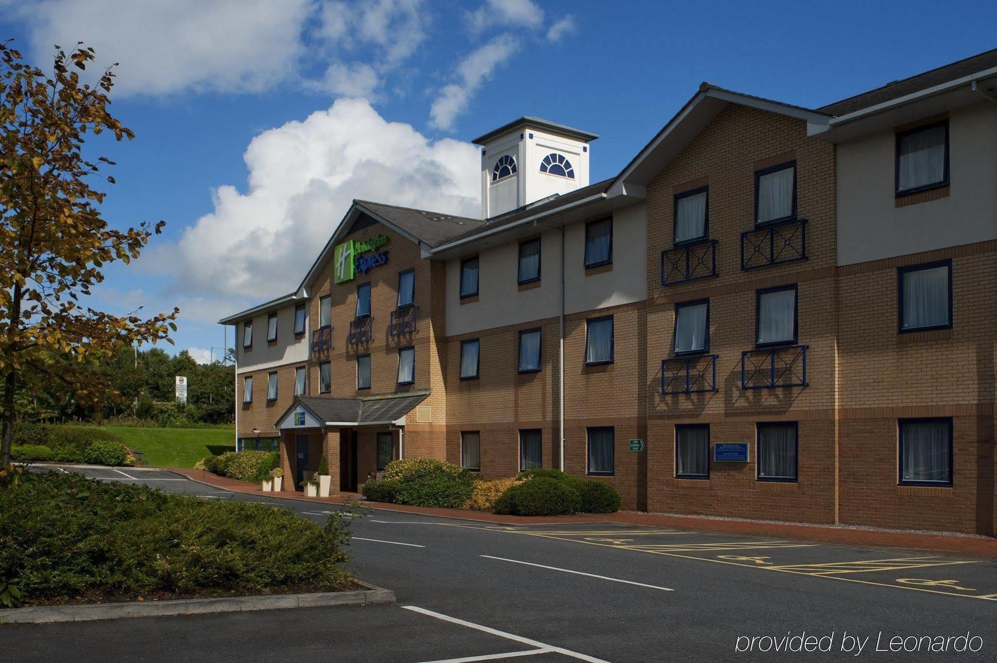 Holiday Inn Express Swansea East By Ihg Exterior photo